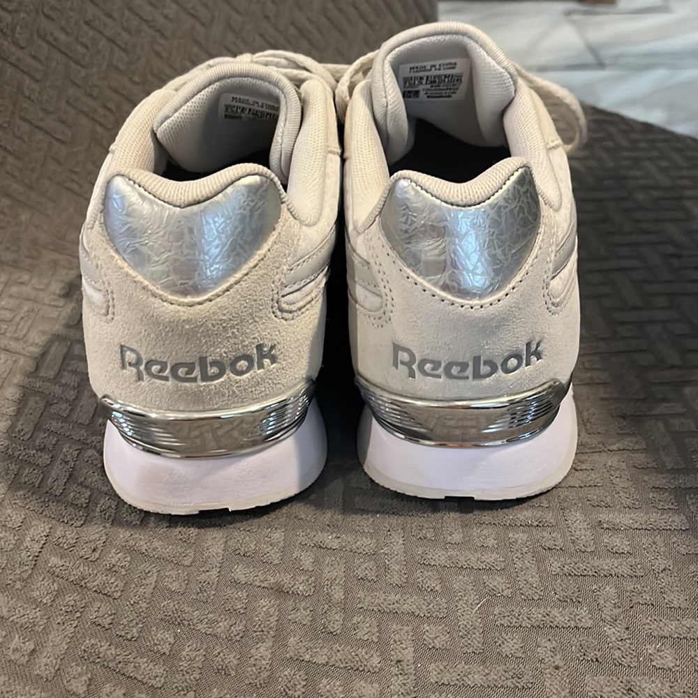 Woman’s Reebok Classics - Picture 3 of 6